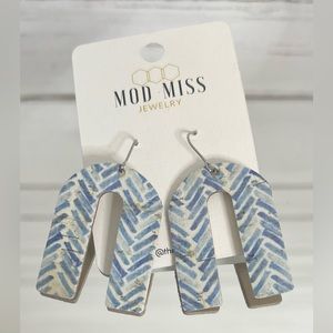 🌟 Mod Miss Leather Arch Earrings